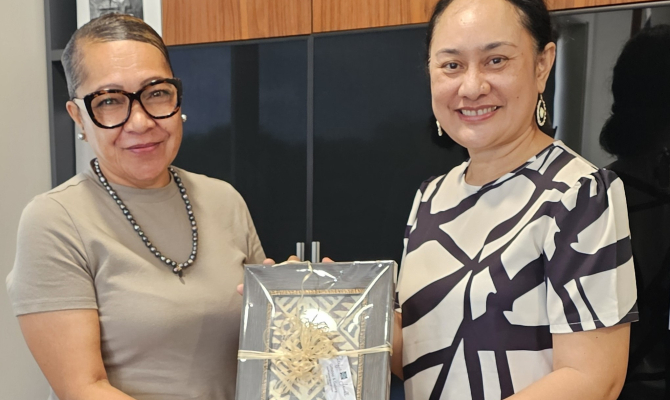 Minister Mona Ainuu and DDG Easter Chu Shing 